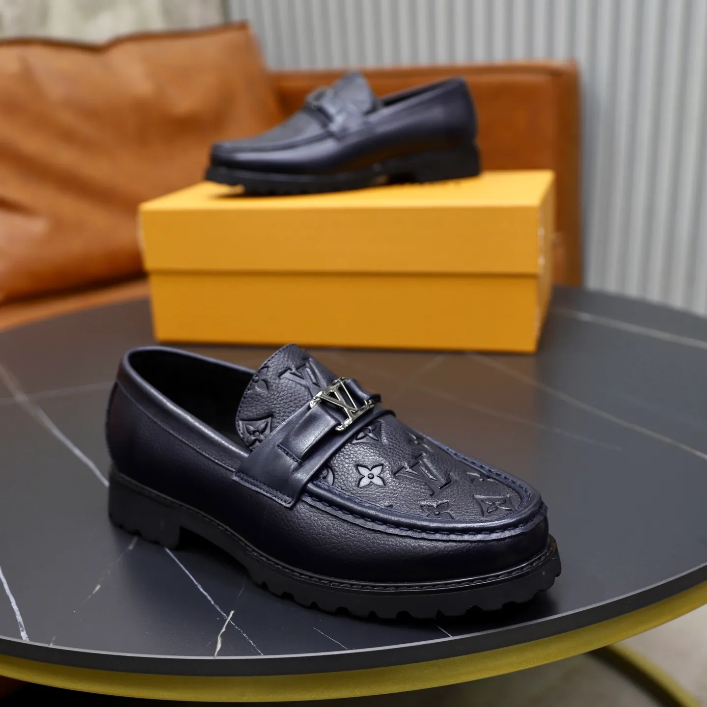 Men's men's shoes💰600💰Louis Vuitton LV men's classic Oxford shoes, men's business formal boutique leather shoes, classic style, almond kernel exquisite toe, ultimate art, the whole shoe is made of imported cow leather (open edge beads), carefully selected, fine pores, excellent gloss, soft texture, strong toughness, durable and not easy to deform, apricot calf leather lining, soft, comfortable, sweat-absorbent and breathable. Foam outsole, original box and dust bag packaging! Size: 38–44 (45/46 customized)